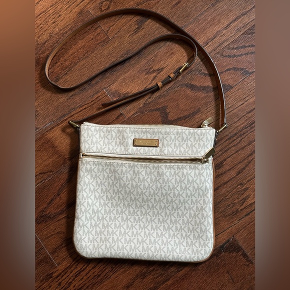 Michael Kors Signature Bedford Flat Small Crossbody - Picture 1 of 15